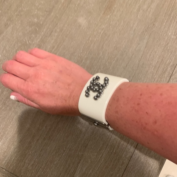 Chanel cuff in ivory  color with grey pearls (CC logo) - Picture 15 of 15